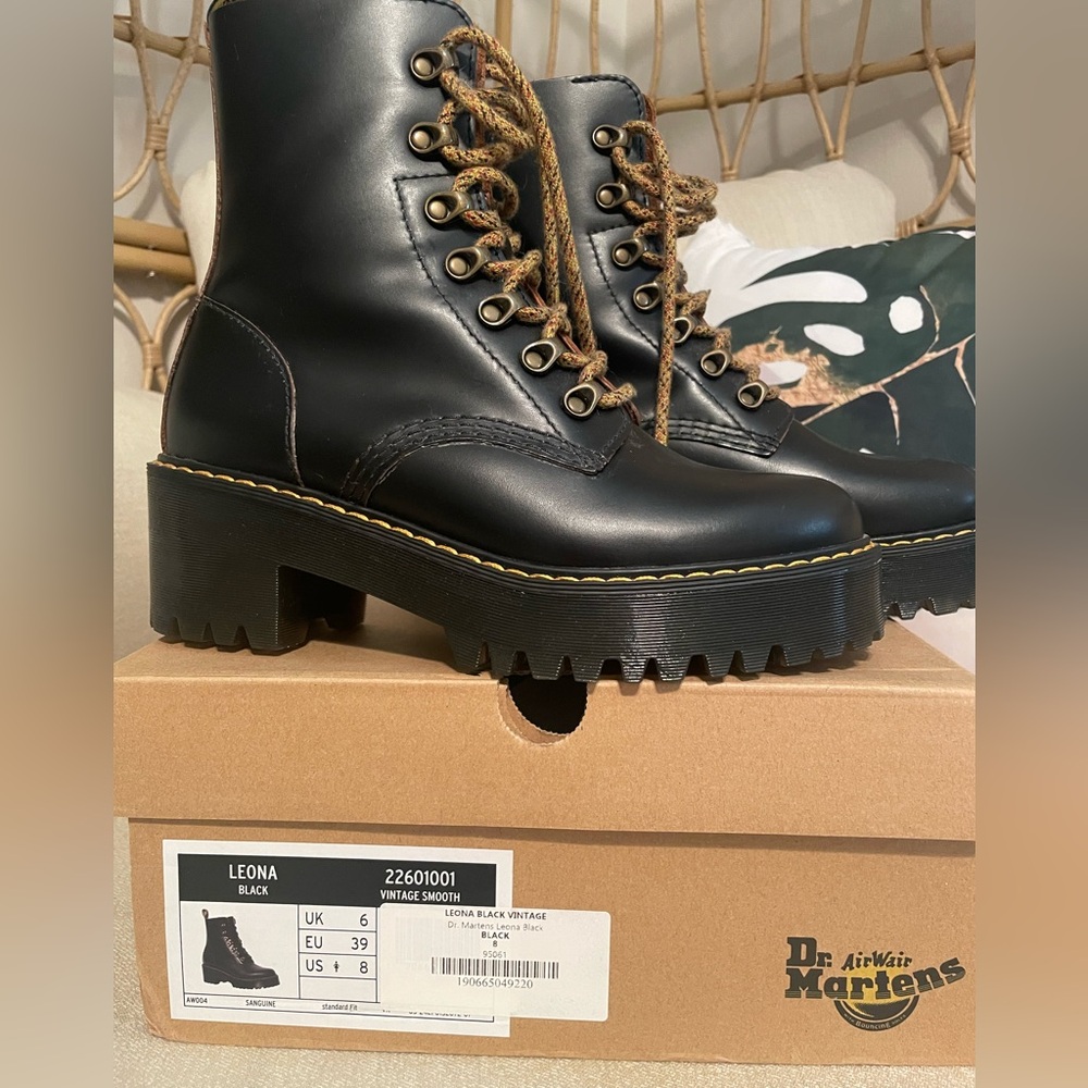 Dr. Martens Leona black Leather Chunky Lug Sole Platform Heel Combat Boots